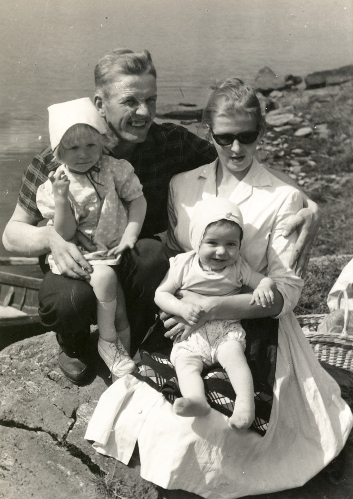 1965 Kierinniemessä perheen kanssa