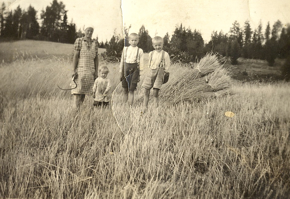 1943 Äiti ja pojat pellolla