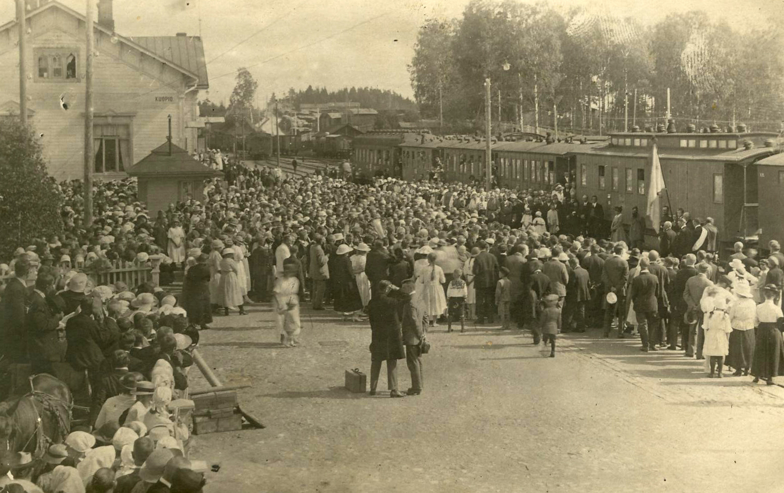 Juhani Ahon hautajaissaattue Kuopion asemalla