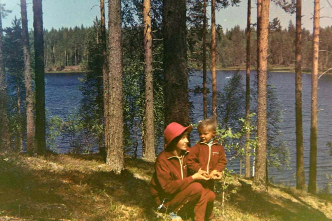1969 Marja ja Tuomo metsässä