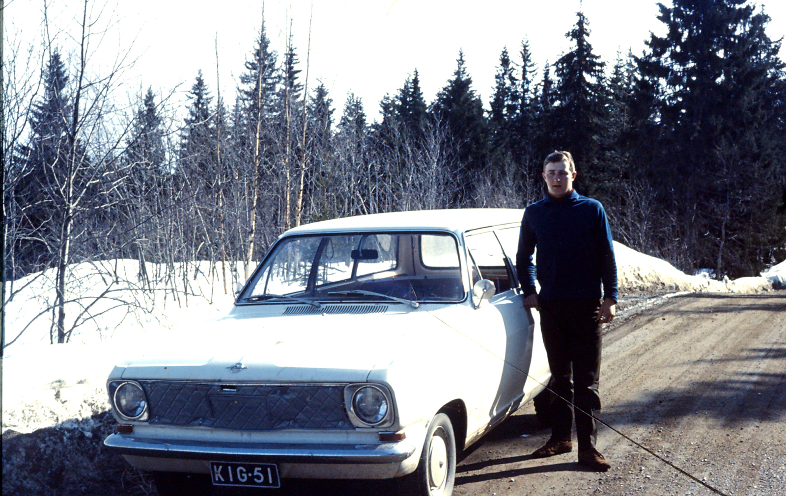1968 Niemisenmäen Eero auton kanssa