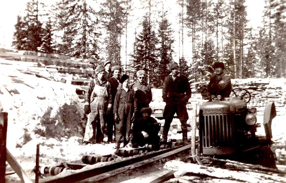 1951 sahakuva Erkki Kauppisen pihasta