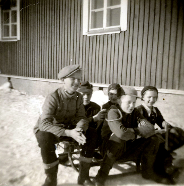 1956 Koululaiset kelkassa