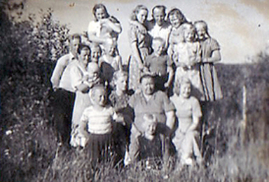 1950 Rauhalan väkeä kauniina kesäpäivänä