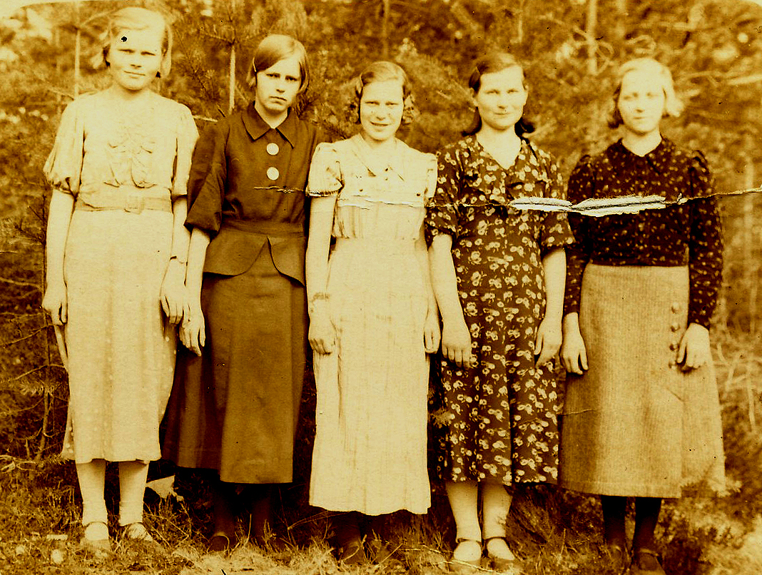 1937 Rippikoululaisia - Raili, Kosken Eeva, Aili, Hilma ja Lahentauksen Eeva
