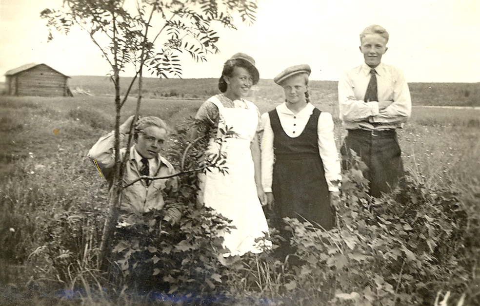 1946 Tuure, Kerttu, Tyyne Sirviö ja Olavi Kaikkonen

