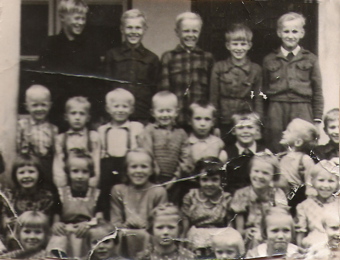 1952 Pyöreen koululaisia: Marja 2 rivi, Tauno 3 rivi