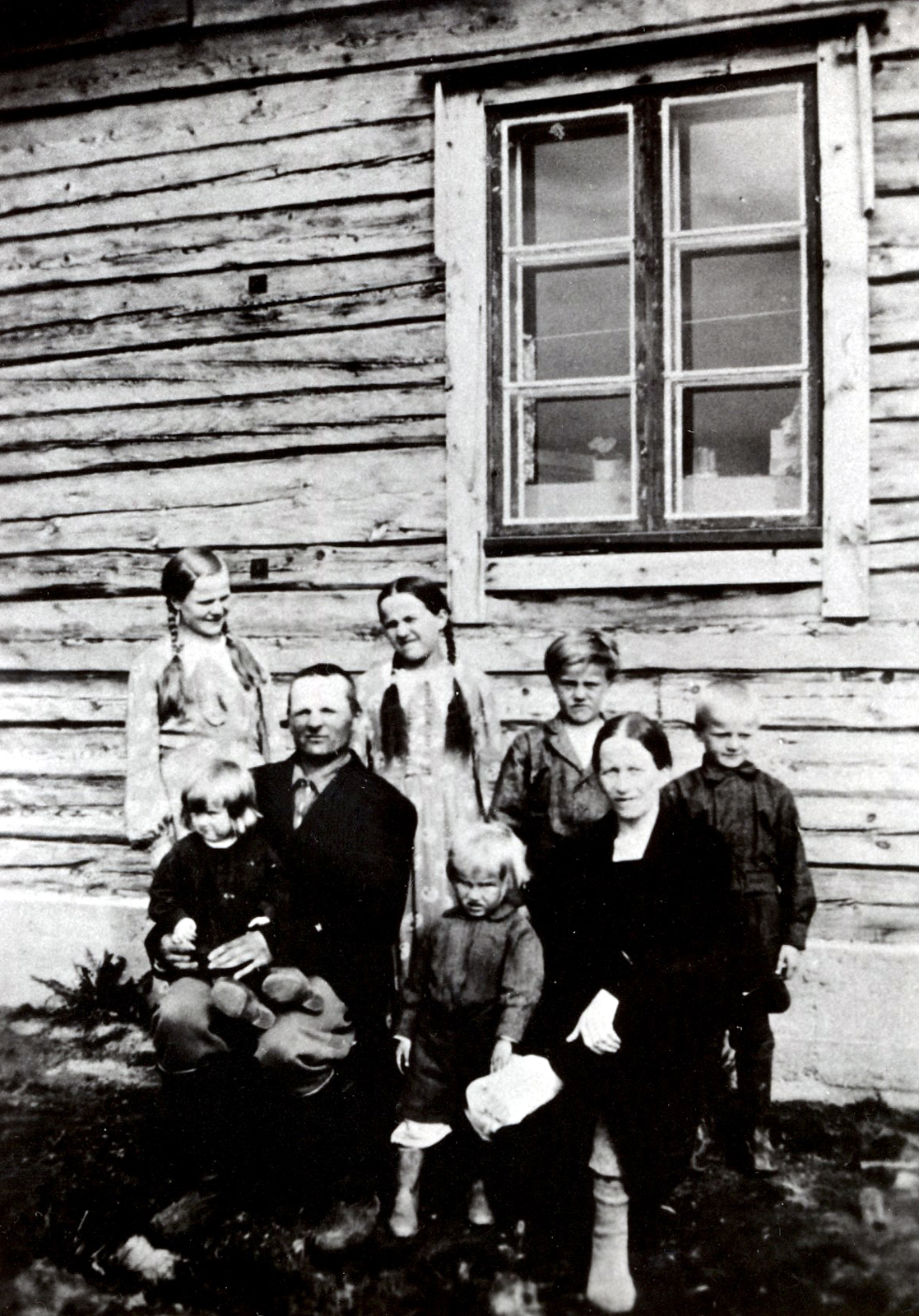 1938 Iida ja Eero lastensa kera