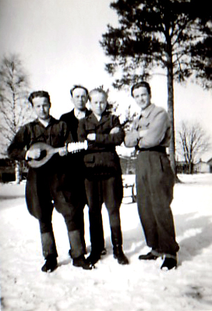 1950 keväthangilla, näytelmäharjoitusten lomassa. Kuvassa vas. Matti Kauppinen, Mauno Vidgren, Eino ja Pertti Vidgren.