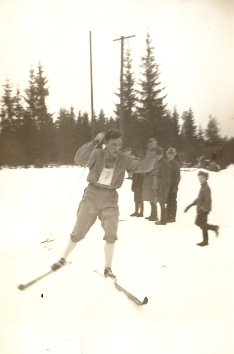 1961 Raimo hiihtämässä