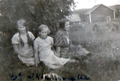 Ahingon nuorisoa kotipihlajan alla v.1926.