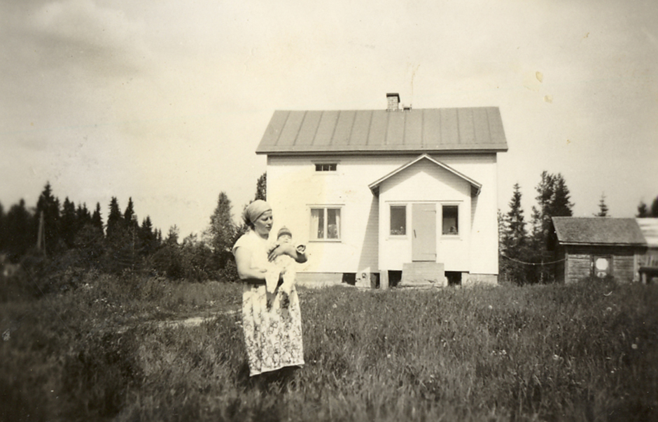 1959 Hilja kotitalon edessä
