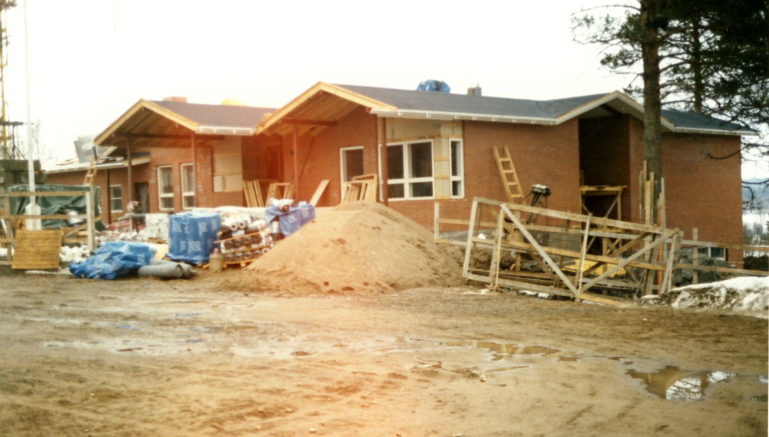 1985 Uuden koulun rakentamista
