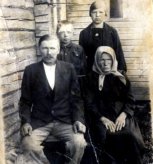 1914 Virni, isä Pekka, Maria, Hilja ja Hannes