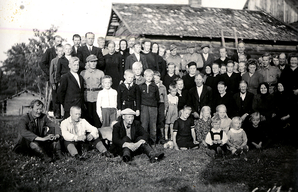 Ryhmäkuva Kallen hautajaisista