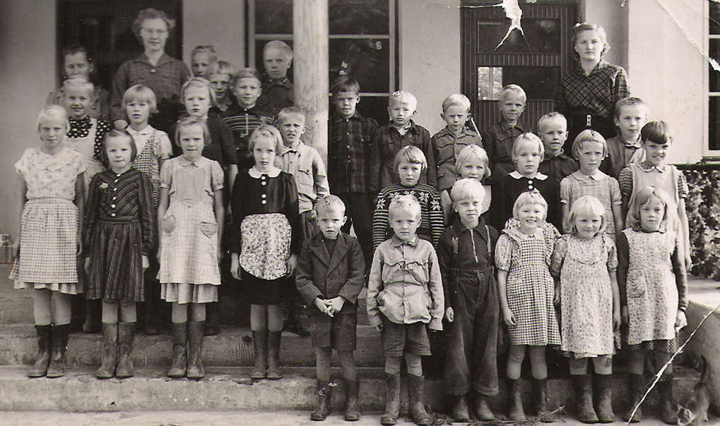 1954 Pyöreen koululaisia: Elina edessä toinen oikealta