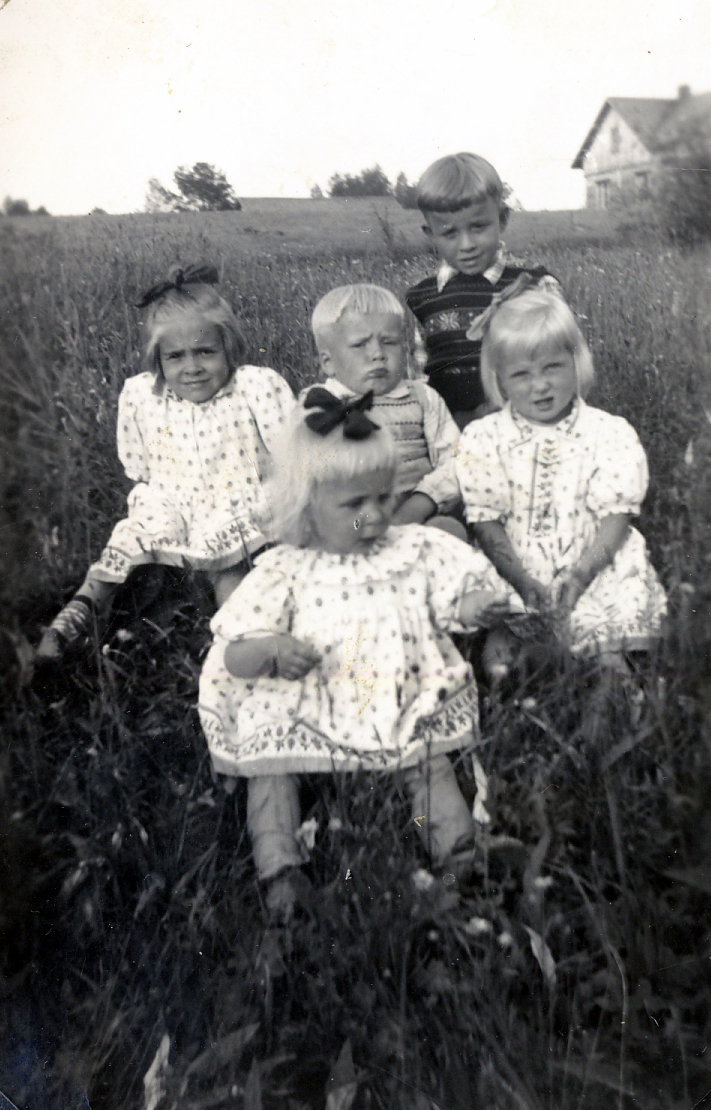 1954 Marja, Erkki, Kari, Kaija ja Arja alla

