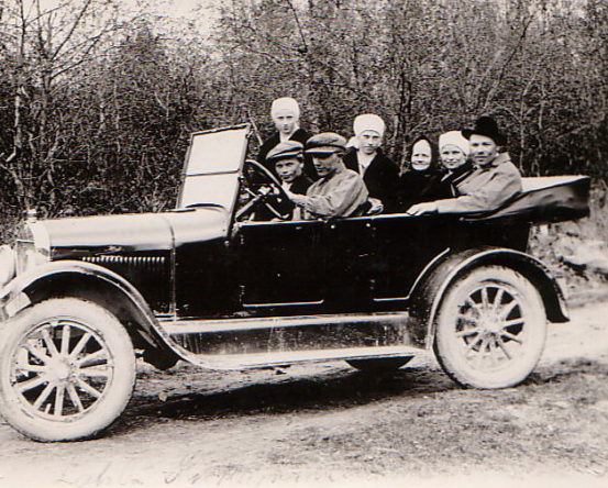 1928 Emännän hakureissul.
Nuorikkoa tuodaan Niemisenharjuun kihloihin v. 1927, seuraavana vuonna naimisiin. Nilsiän Siikäjärveltä tuodaan tilalle emäntä. Kuvassa oikelata (takapenkillä) Taavetti Kettunen, Anna-Liisa Julkunen, Eeva Julkunen - anoppi, Hanna Julkunen - nuorempi sisko ja Miina Julkunen - nuorempi sisko sekä Armas Julkunen - nuorempi veli, sekä autonkuljettaja, jonka nimeä ei ole tiedossa.