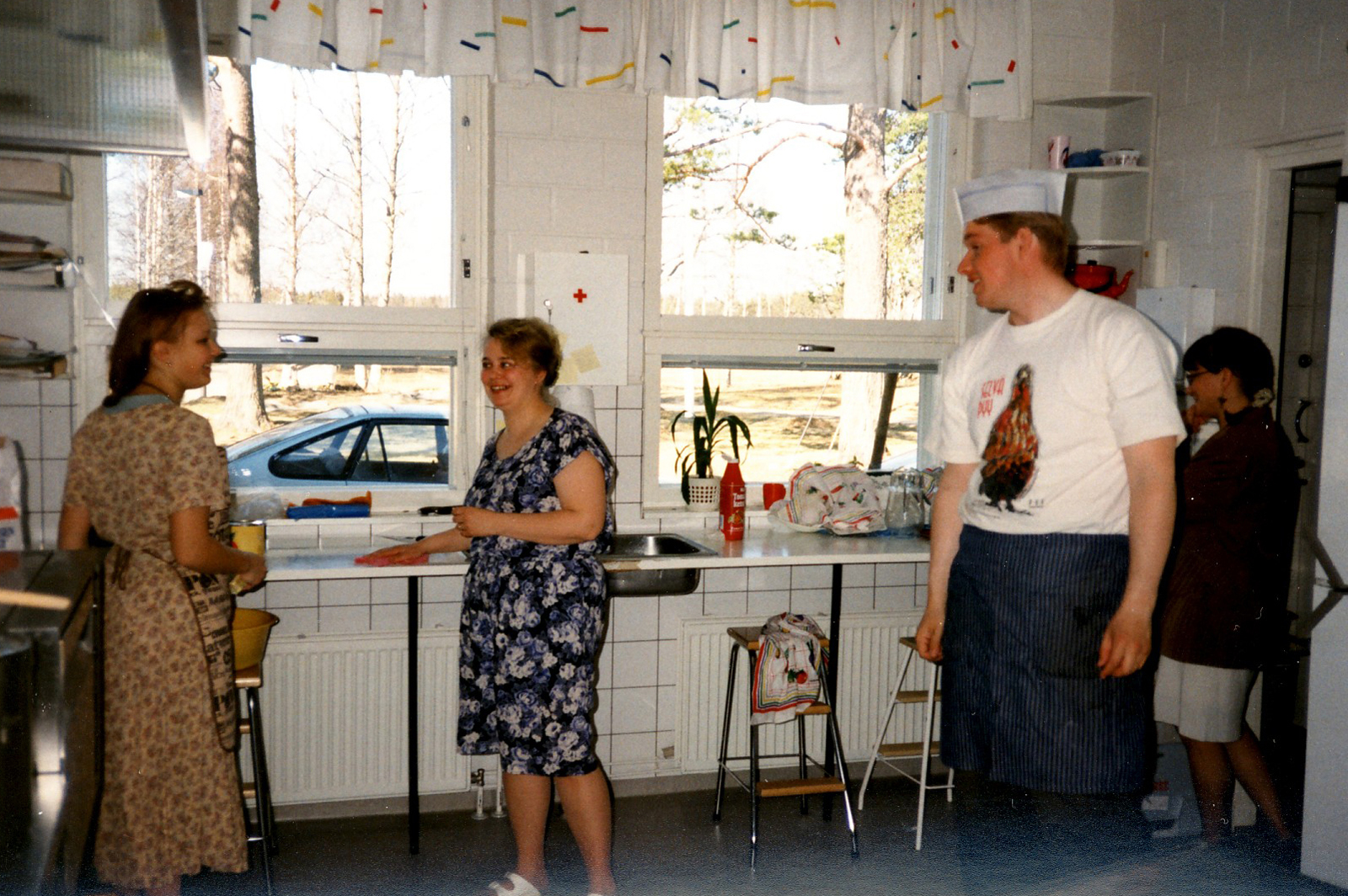 1996 Äitienpäiväjuhlien valmisteluja koululla