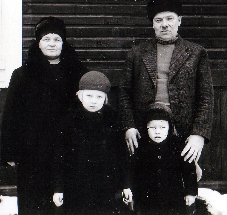 1937 perhekuvassa vas. Anna-Liina, Taavetti ja lapset Liisa ja Eino Kettunen.