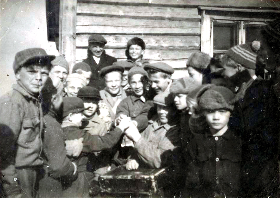 1947 Janne Kauppisen pihassa