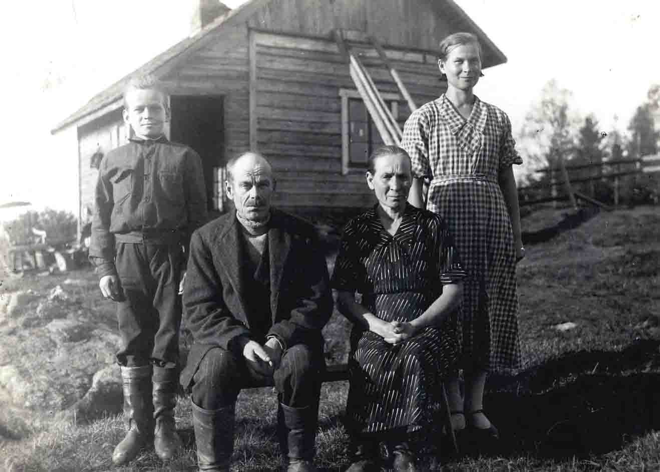 1937 Vilma, Mauno, isä Vilho Kauppinen, äiti Reeta