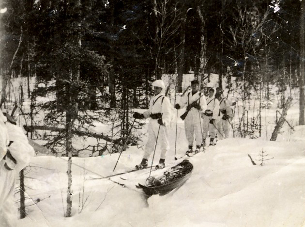 1943 Partio liikkumassa suksilla
