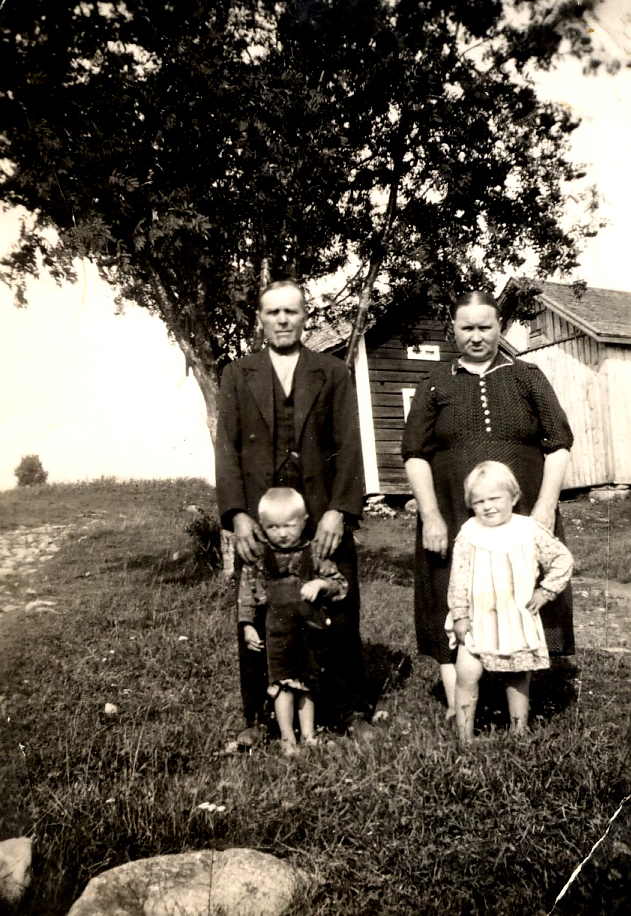 1942 Hermanni, Reeta, Tapio, Leena, Kaarina Kauppinen