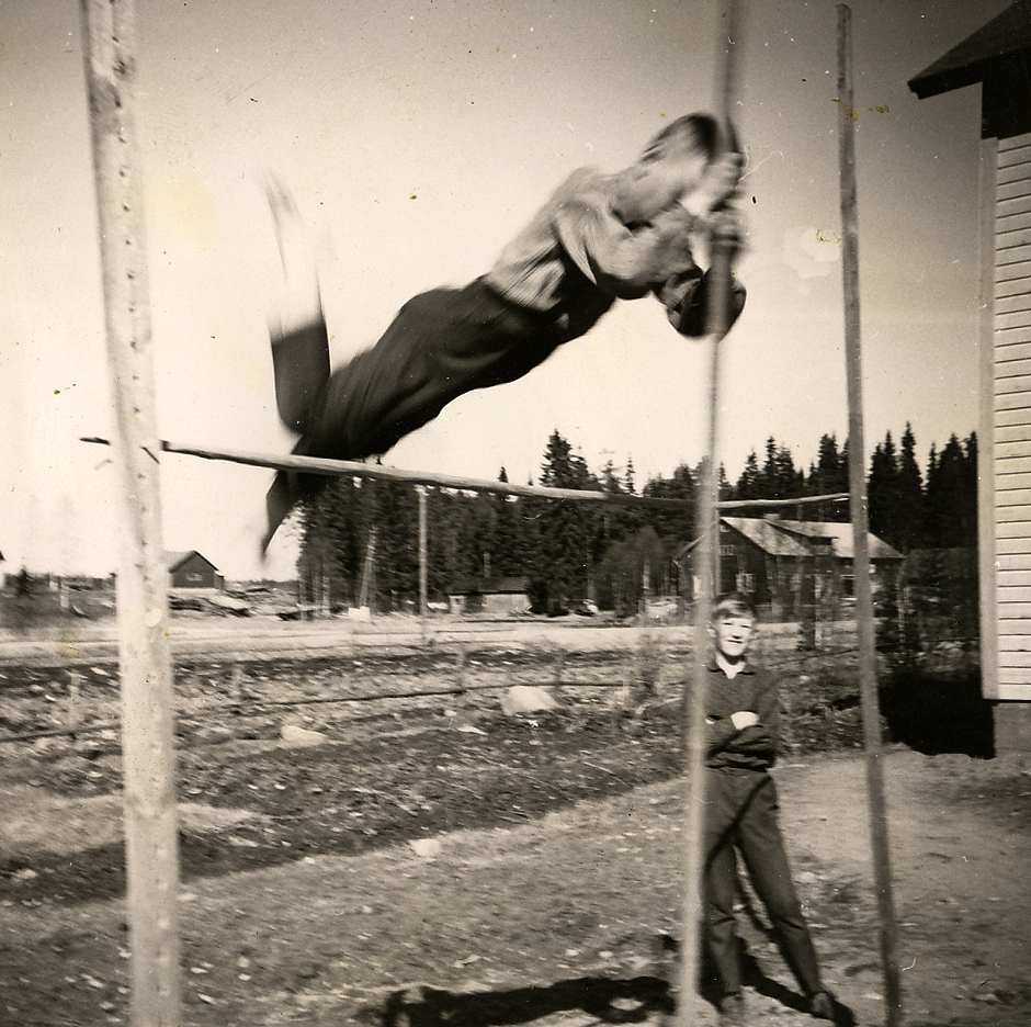 1962 Seiväshyppyä kotipihassa