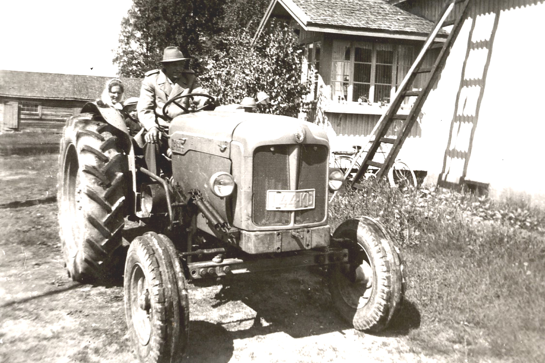 1961 Kumpuniemen pihassa