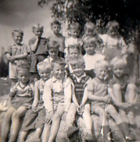 1950 Pojat kivellä