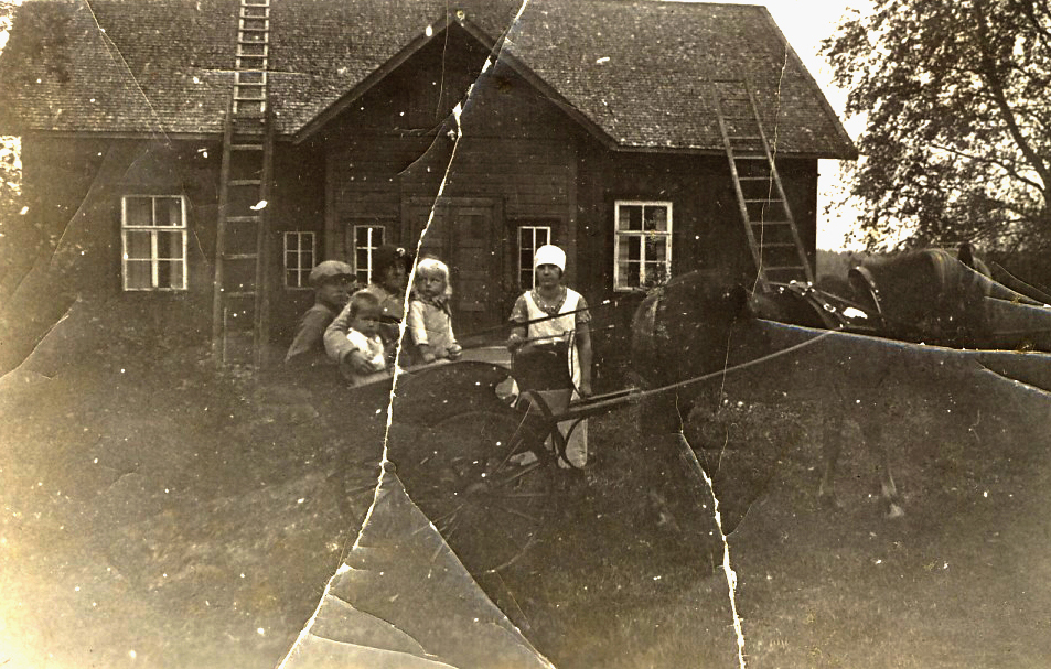 1927 Talon edestä Matti Eskelisen perhe