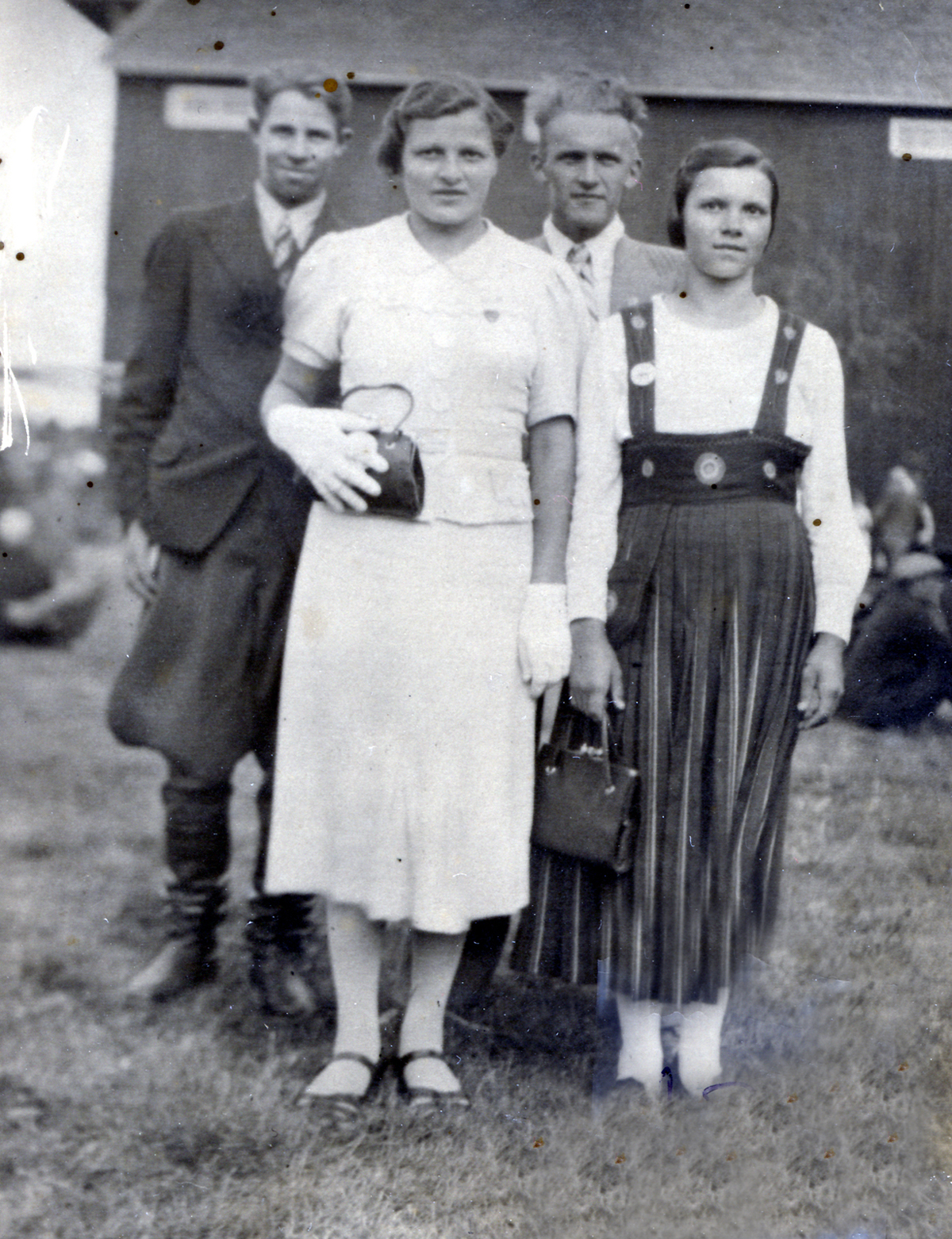 1938 Kauppiset kaupan pihassa