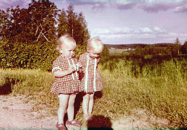 1964 kesällä Seija ja Eeva-Liisa koulun pihalla.
