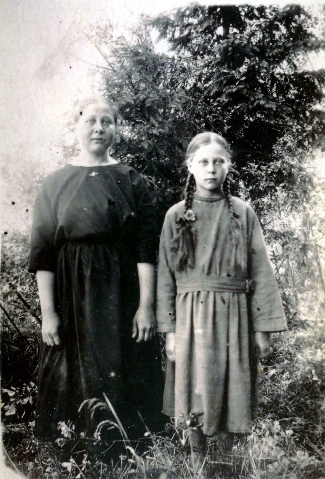 1924 Anja ja Kaisa,Salmen emäntä Piikalliosta