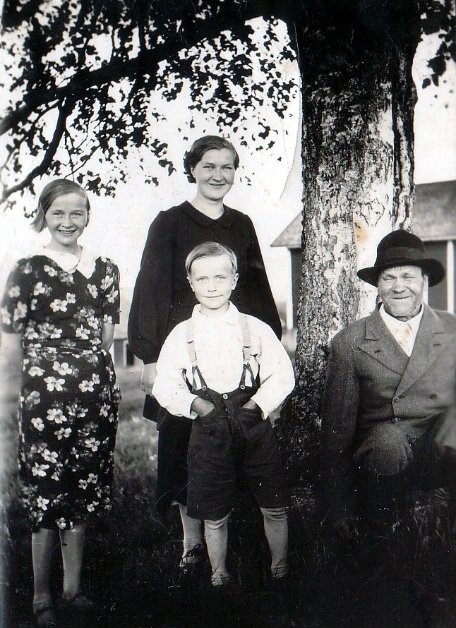 1937 kesällä Ahingon Pertti isänsä Matti Pekan ja sisarustensa kanssa 