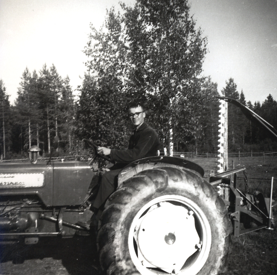1967 Aaro Kauppinen ajelemassa traktorilla