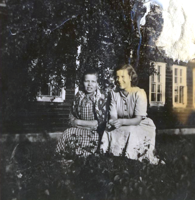 1950 Hilja koulun edessä