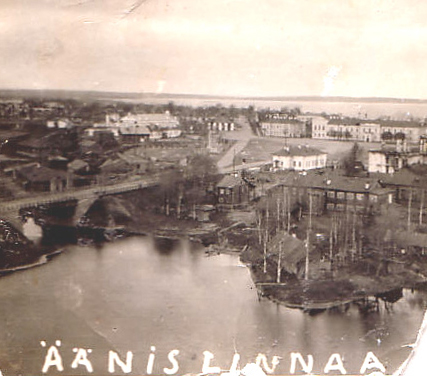 Äänislinnaan tultiin elokuussa 1941, ihan siinä Äänislinnan portailla ryssän tykistö ampui. Saatiin valloitettua ryssän tykki, kun joku sytytti tupakan: