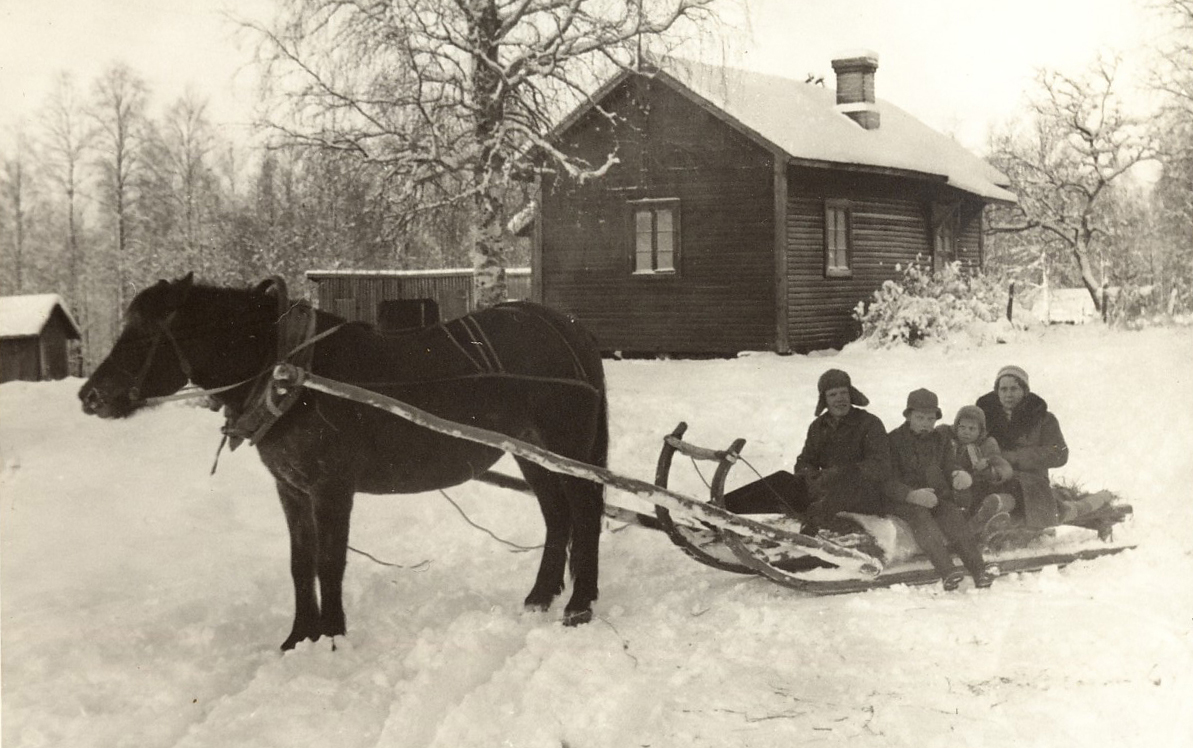 1952 Salstin kaupan edessä Pyöreen pysäkillä