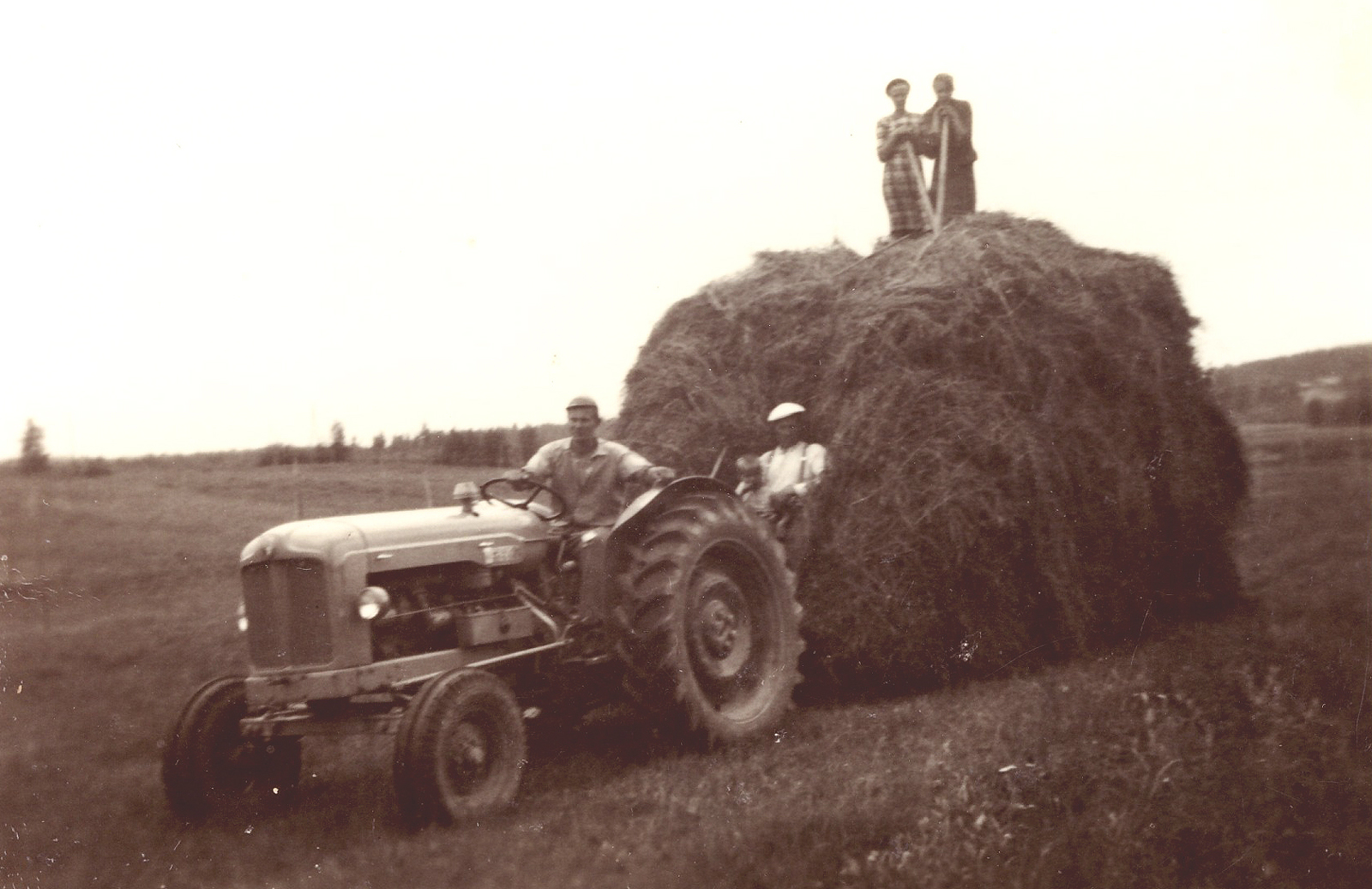 1961 Heinäkuorma traktorilla