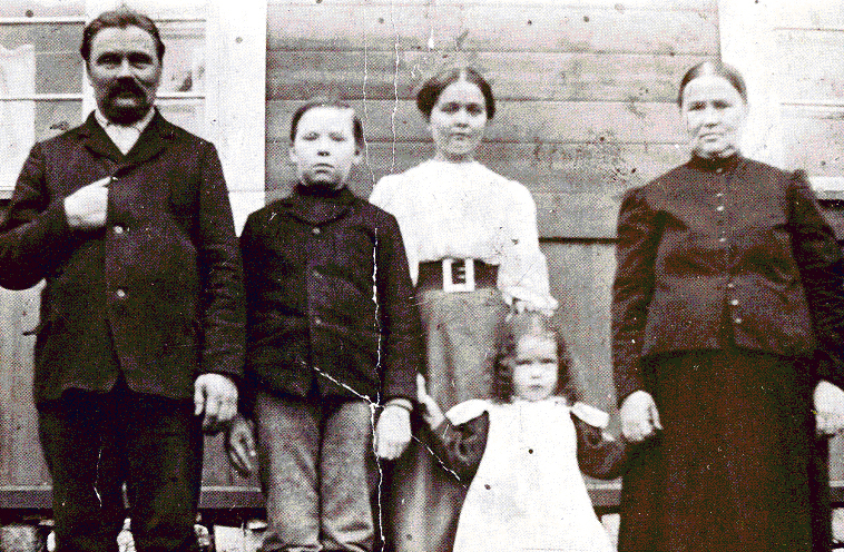 1910 Perhekuvassa Kettusen perhe, vas. Eljas Kettunen s.1867 Taavetti s.1895
Aliina s.1888
Martta s.1907, kuoli nuorena
Reeta Stiina os. Mård s.1865