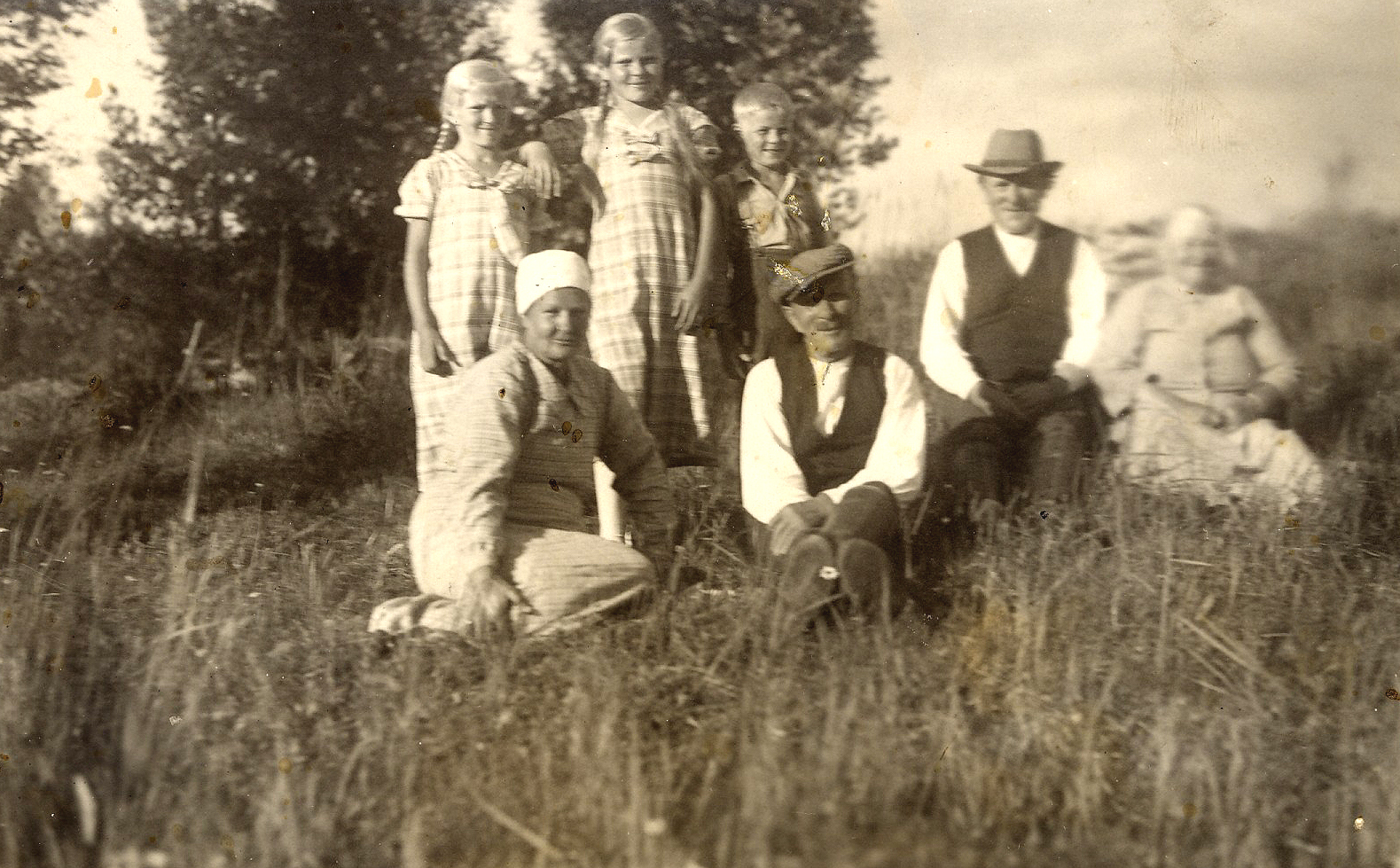 1937 Anna-Mari, Jopi, Pekka ja Elli, Eeli, Raili Hannes Komulainen