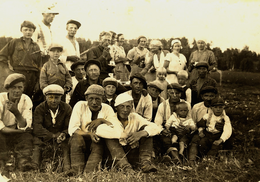Talkoot niityllä v.1935.
Kylällä olivat nuoret pojat olleet hieman vastentahtoisesti menossa heinäpellolle. Vastaan oli tullut naapurikylän isäntä ja kysynyt: