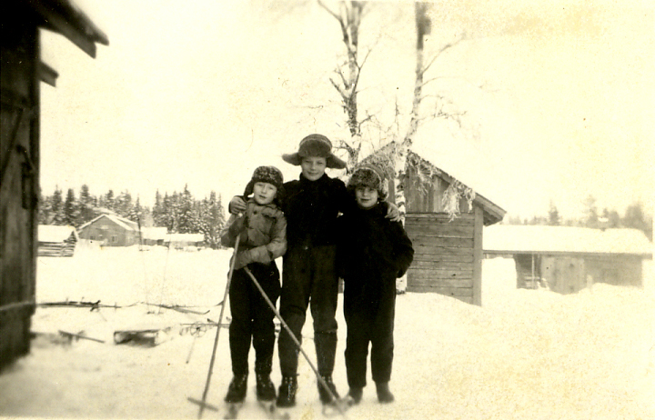 1956 Pojat suksilla tienhaarassa