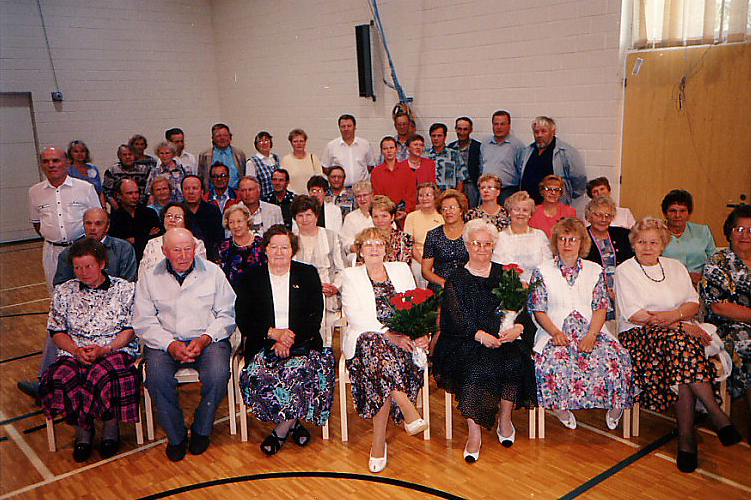 1990 Niemisen koulun vanhojen oppilaiden tapaaminen. Etualalla keskellä kolme opettaja; Tyyne Savolainen, Hilkka Karttunen ja Irma Kontio.