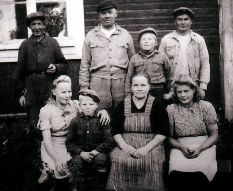 1944 syyskuussa Harjun perhe ja työväki ryhmäkuvassa, vas.ylh.Lauri Kaikkonen, Taavetti Kettunen, Eino Kettunen, sotavanki Ivan Ivanovits, alh.vas. Liisa Kettunen, Jaakko Koskelo, Anna-Liisa Kettunen ja Helvi Lappalainen. Kuvan on ottanut Laila Mikkonen.