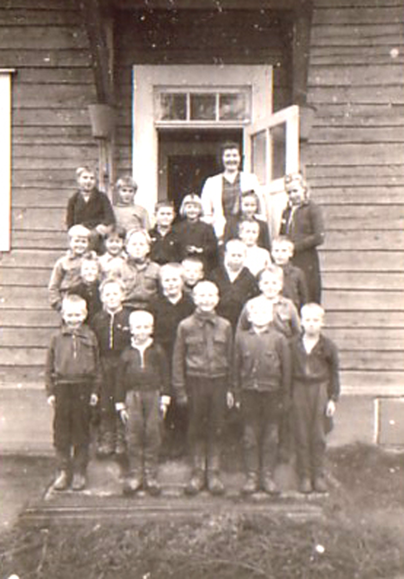 1944 Niemisen oppilaat koulurakennuksen portailla, opettajana Aune Turpeinen. 