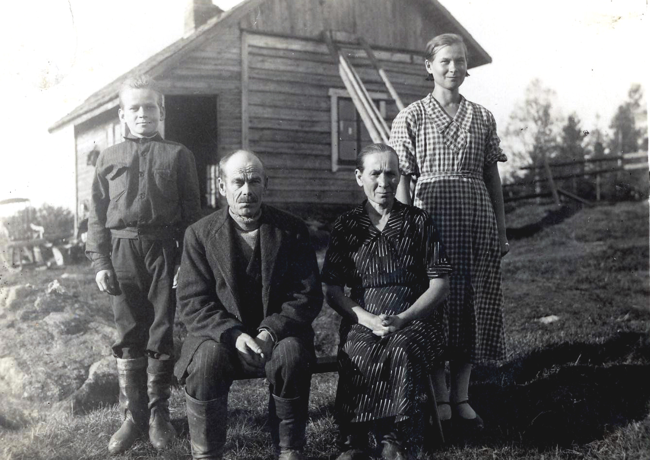 1937 Kolmikanta - Vilma, Mauno, isä Vilho Kauppinen ja äiti Reeta