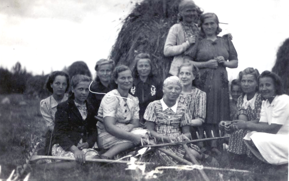 1941 Nuorisoseuralaiset heinänteossa sotakesänä